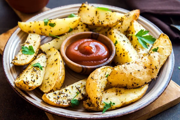 구운된 감자는 향미료를 허브와 토마토 닫습니다 유기농 채식주의 — 스톡 사진