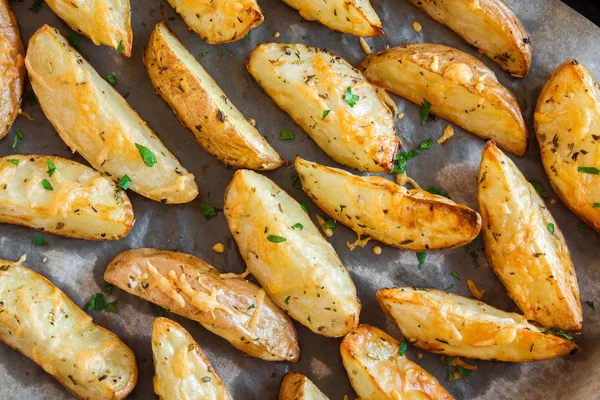 Patates dilimleri ile baharat ve otlar fırın tepsisindeki - pişmiş ev yapımı organik sebze vegan vejetaryen meze yemek yemek