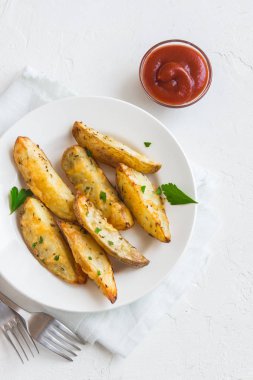 Patates dilimleri peynir ve ot ve beyaz tabakta - domates sosu ile pişmiş ev yapımı organik sebze vegan vejetaryen patates dilimleri Aperatif yiyecek