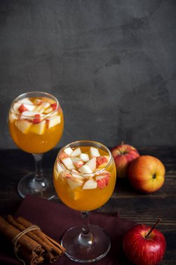 Şükran günü için sonbahar ve kış tatil - şenlikli Noel, ev yapımı sangria (elma, yumruk, meyve şarap) içecekler.