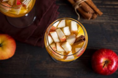 Şükran günü için sonbahar ve kış tatil - şenlikli Noel, ev yapımı sangria (elma, yumruk, meyve şarap) içecekler.