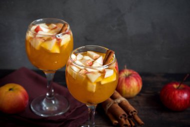 Şükran günü için sonbahar ve kış tatil - şenlikli Noel, ev yapımı sangria (elma, yumruk, meyve şarap) içecekler.