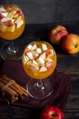 Şükran günü için sonbahar ve kış tatil - şenlikli Noel, ev yapımı sangria (elma, yumruk, meyve şarap) içecekler.