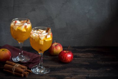 Şükran günü için sonbahar ve kış tatil - şenlikli Noel, ev yapımı sangria (elma, yumruk, meyve şarap) içecekler.