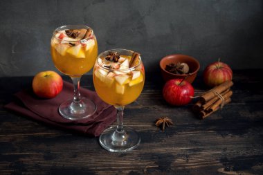 Şükran günü için sonbahar ve kış tatil - şenlikli Noel, ev yapımı sangria (elma, yumruk, meyve şarap) içecekler.