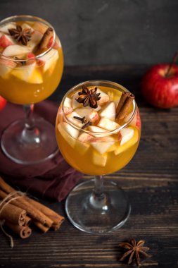 Şükran günü için sonbahar ve kış tatil - şenlikli Noel, ev yapımı sangria (elma, yumruk, meyve şarap) içecekler.