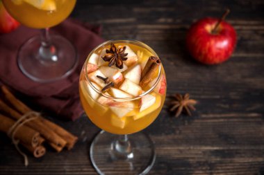 Şükran günü için sonbahar ve kış tatil - şenlikli Noel, ev yapımı sangria (elma, yumruk, meyve şarap) içecekler.