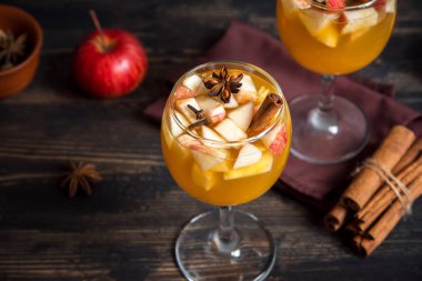 Ev yapımı meyve kompostosu taze elma ve baharatlar ile. Sağlıklı kış ve sonbahar meyve içecek.