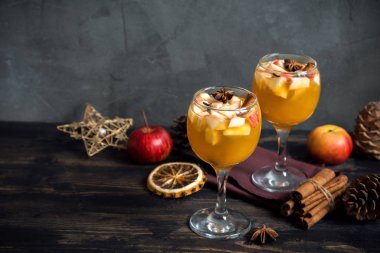 Ev yapımı meyve kompostosu taze elma ve baharatlar ile. Sağlıklı kış ve sonbahar meyve içecek.