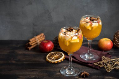 Şükran günü için sonbahar ve kış tatil - şenlikli Noel, ev yapımı sangria (elma, yumruk, meyve şarap) içecekler.