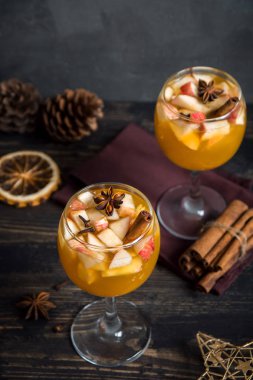 Şükran günü için sonbahar ve kış tatil - şenlikli Noel, ev yapımı sangria (elma, yumruk, meyve şarap) içecekler.