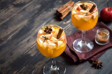 Ev yapımı meyve kompostosu taze elma ve baharatlar ile. Sağlıklı kış ve sonbahar meyve içecek.