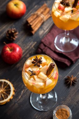 Şükran günü için sonbahar ve kış tatil - şenlikli Noel, ev yapımı sangria (elma, yumruk, meyve şarap) içecekler.