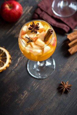 Şükran günü için sonbahar ve kış tatil - şenlikli Noel, ev yapımı sangria (elma, yumruk, meyve şarap) içecekler.