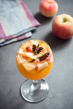 Şükran günü için sonbahar ve kış tatil - şenlikli Noel, ev yapımı sangria (elma, yumruk, meyve şarap) içecekler.