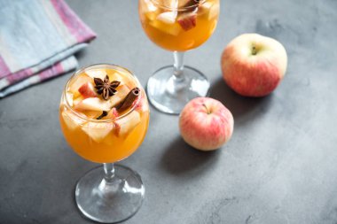 Şükran günü için sonbahar ve kış tatil - şenlikli Noel, ev yapımı sangria (elma, yumruk, meyve şarap) içecekler.