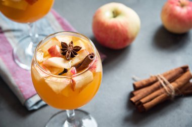 Şükran günü için sonbahar ve kış tatil - şenlikli Noel, ev yapımı sangria (elma, yumruk, meyve şarap) içecekler.