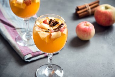Şükran günü için sonbahar ve kış tatil - şenlikli Noel, ev yapımı sangria (elma, yumruk, meyve şarap) içecekler.