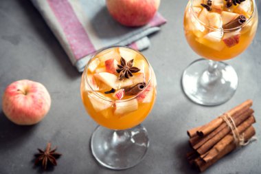 Şükran günü için sonbahar ve kış tatil - şenlikli Noel, ev yapımı sangria (elma, yumruk, meyve şarap) içecekler.