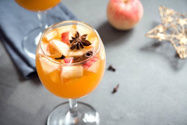 Şükran günü için sonbahar ve kış tatil - şenlikli Noel, ev yapımı sangria (elma, yumruk, meyve şarap) içecekler.