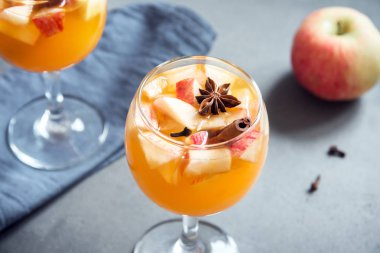 Şükran günü için sonbahar ve kış tatil - şenlikli Noel, ev yapımı sangria (elma, yumruk, meyve şarap) içecekler.