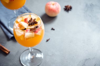 Şükran günü için sonbahar ve kış tatil - şenlikli Noel, ev yapımı sangria (elma, yumruk, meyve şarap) içecekler.