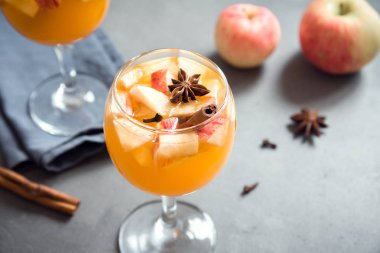 Şükran günü için sonbahar ve kış tatil - şenlikli Noel, ev yapımı sangria (elma, yumruk, meyve şarap) içecekler.