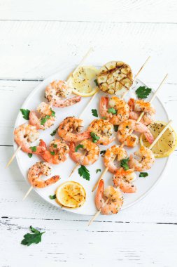 Izgara Karides Şiş şifreli. Deniz ürünleri, shelfish. Karides karides şiş Beyaz ahşap zemin, kopya alanı üzerine taze otlar ve baharatlar ile. Karides karides brochette kebap. Barbekü srimps karides.