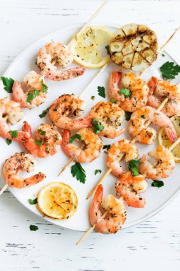 Izgara Karides Şiş şifreli. Deniz ürünleri, shelfish. Karides karides şiş Beyaz ahşap zemin, kopya alanı üzerine taze otlar ve baharatlar ile. Karides karides brochette kebap. Barbekü srimps karides.
