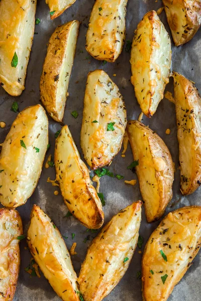Patates dilimleri ile baharat, peynir ve fırın tepsisindeki - otlar pişmiş ev yapımı organik sebze vegan vejetaryen snack gıda.