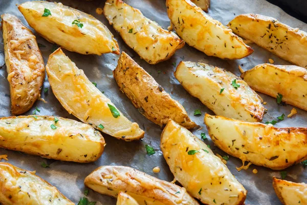 Patates dilimleri ile baharat ve otlar fırın tepsisindeki - pişmiş ev yapımı organik sebze vegan vejetaryen snack gıda.