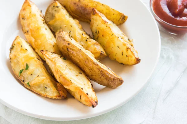 Fırında patates peynir dilimleri ve yakın ev yapımı organik sebze vegan vejetaryen patates dilimleri Aperatif yiyecek yemek-otlar ve domates sosu.