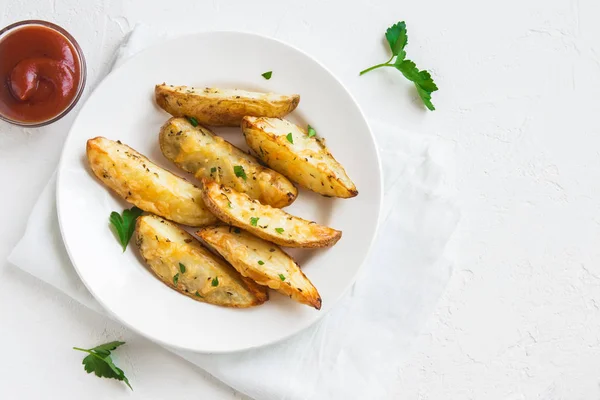 Cuñas Patata Horno Con Queso Hierbas Salsa Tomate Plato Blanco —  Fotos de Stock