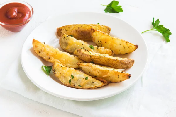 Cuñas Patata Horno Con Queso Hierbas Salsa Tomate Plato Blanco —  Fotos de Stock