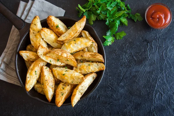 Patates dilimleri peynir ve ot ve siyah arka plan - üzerine domates sosu ile pişmiş ev yapımı organik sebze vegan vejetaryen patates dilimleri Aperatif yiyecek.