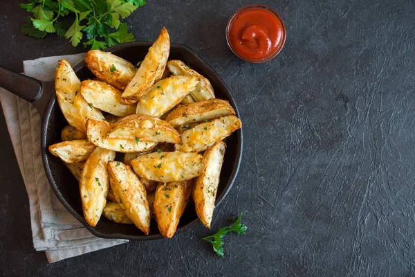 Cuñas Patata Horneadas Con Queso Hierbas Salsa Tomate Sobre Fondo —  Fotos de Stock