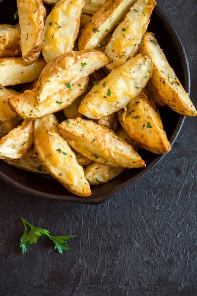 Cunhas Batata Assadas Com Queijo Ervas Molho Tomate Fundo Preto — Fotografia de Stock