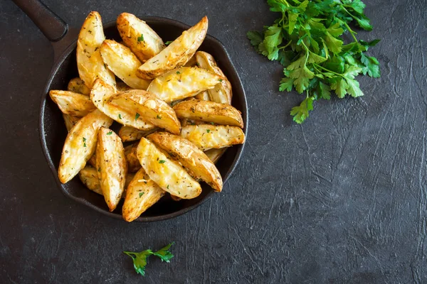 Cuñas Patata Horno Con Queso Hierbas Salsa Tomate Sobre Fondo —  Fotos de Stock