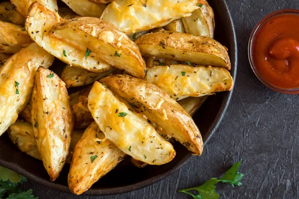 Cuñas Patata Horno Con Queso Hierbas Salsa Tomate Sobre Fondo —  Fotos de Stock