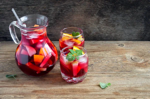 Rotweinsangria Oder Punsch Mit Früchten Und Eis Gläsern Und Pincher — Stockfoto
