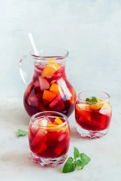 Vino Rosso Sangria Pugno Con Frutta Ghiaccio Bicchieri Pincher Sangria — Foto Stock