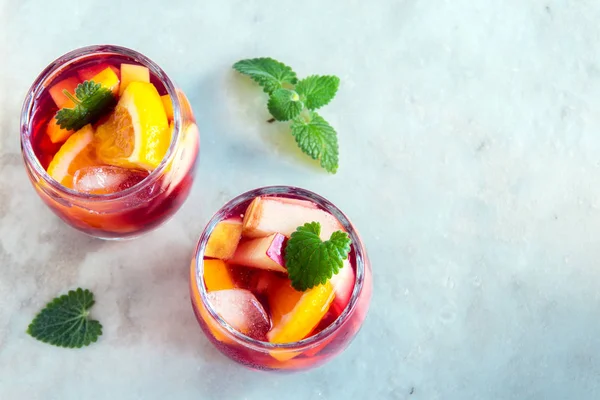 Červené Víno Sangria Nebo Punč Ovocem Ledem Brýlích Pincher Domácí — Stock fotografie