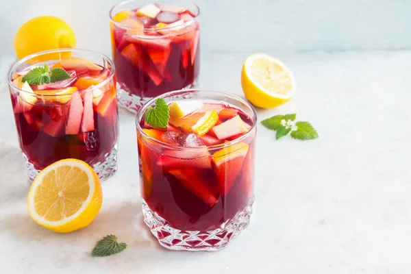 Vino Tinto Sangría Ponche Con Frutas Menta Hielo Vasos Sangría — Foto de Stock