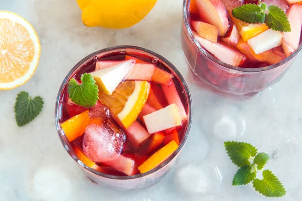 赤ワインのサングリアやガラスのフルーツ ミント 氷パンチ 自家製の素朴な白いテーブル コピー領域の上のフルーツのサングリアを更新 — ストック写真