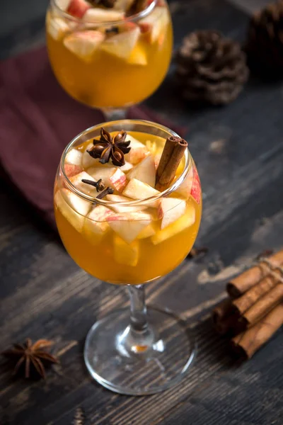 Ev yapımı meyve kompostosu taze elma ve baharatlar ile. Sağlıklı kış ve sonbahar meyve içecek.