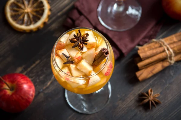 Şükran günü için sonbahar ve kış tatil - şenlikli Noel, ev yapımı sangria (elma, yumruk, meyve şarap) içecekler.