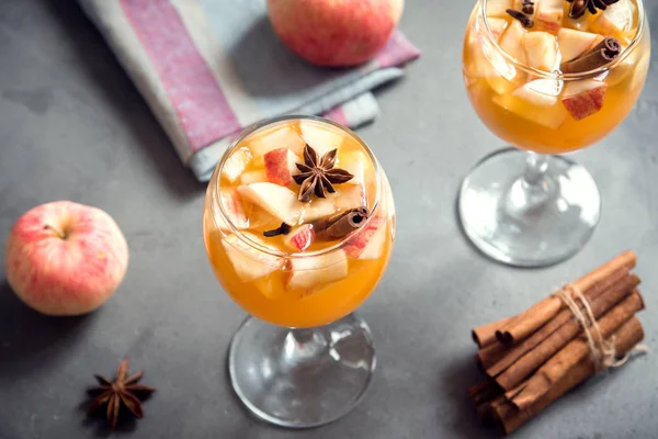 Şükran günü için sonbahar ve kış tatil - şenlikli Noel, ev yapımı sangria (elma, yumruk, meyve şarap) içecekler.