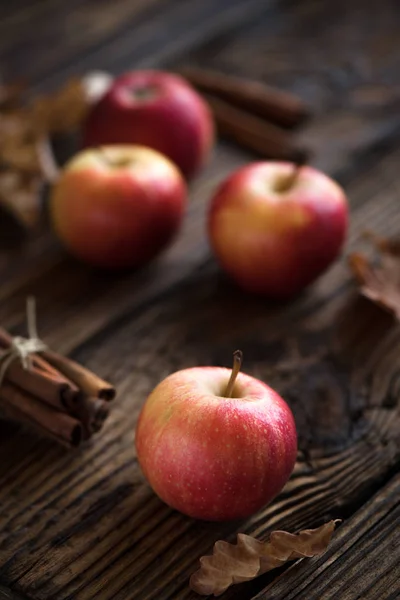 Autumn Red Apples Cinnamon Sticks Seasonal Autumn Cooking Pastry Ingredients — Stock Photo, Image