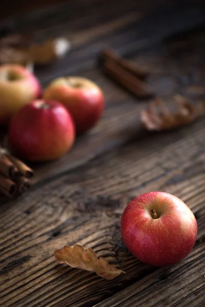 Sonbahar Kırmızı Elma Tarçın Ile Karıştırın Mevsim Sonbahar Yemek Pasta — Stok fotoğraf