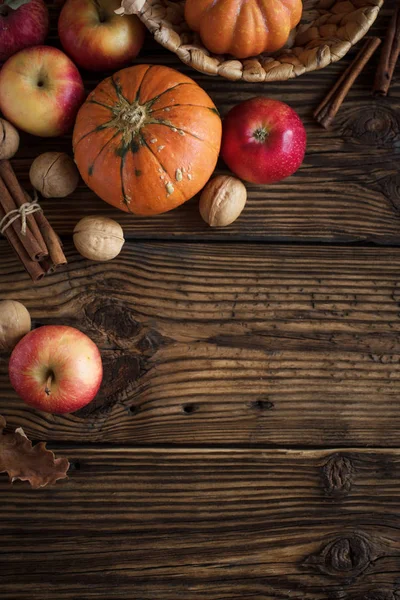 シナモンスティックと秋の赤いりんご 季節秋の料理菓子材料 リンゴ ナッツ カボチャと素朴な木製の背景 コピー領域のスパイス — ストック写真